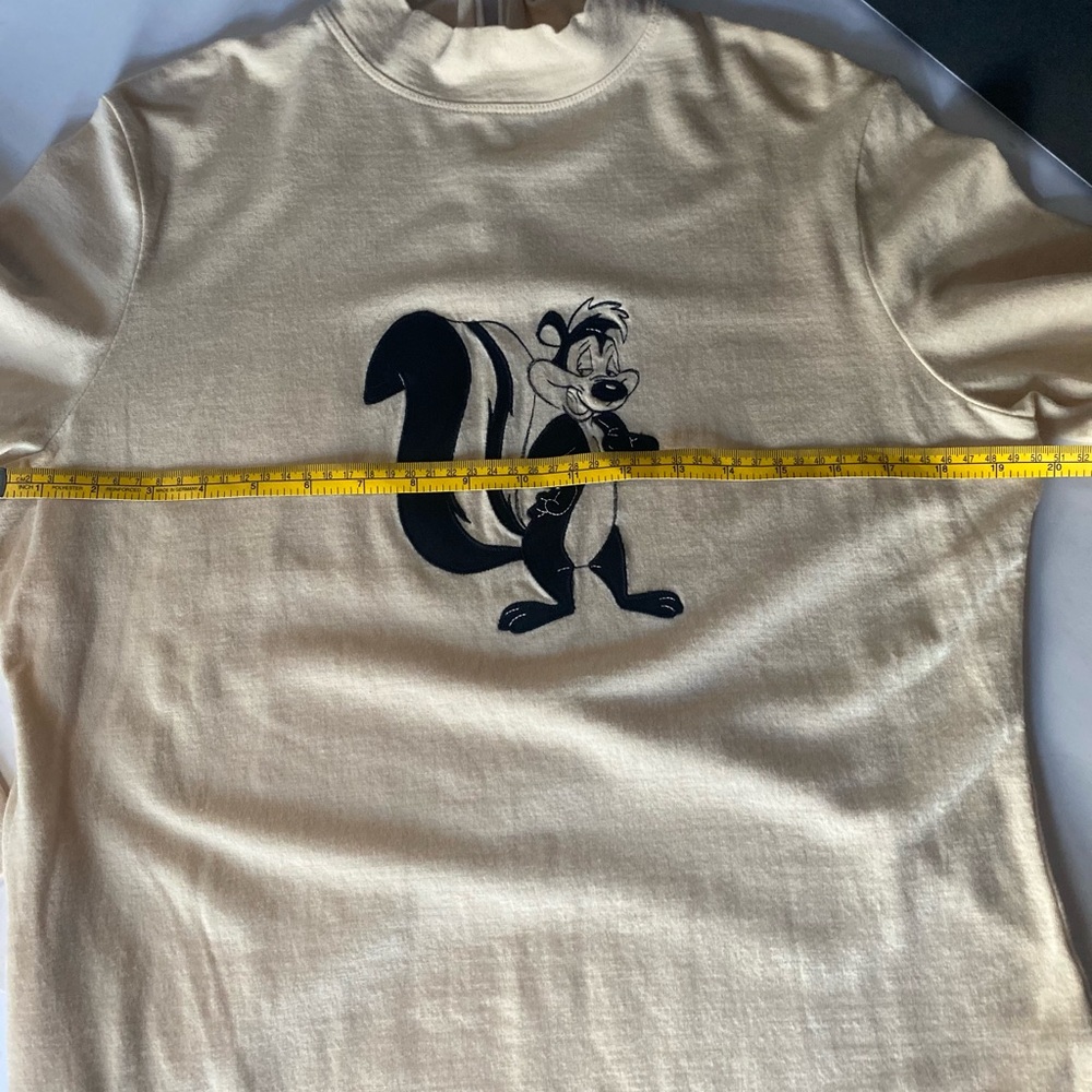 Iceberg sweater with Pepe la pew - Picture 14 of 15